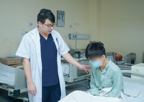 Cậu bé suýt mất “của quý” trong lúc đùa nghịch với bạn bè